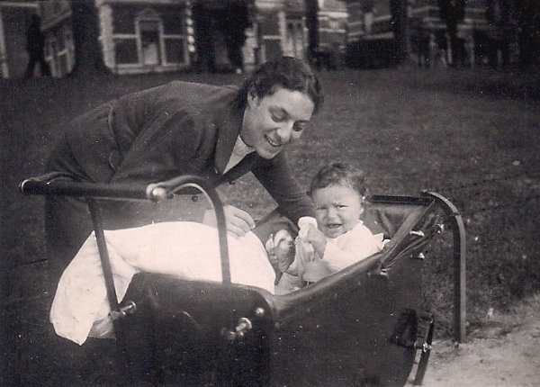 Hildegard Rosenthal mit Sohn Daniel Hildegard Rosenthal mit Sohn Daniel