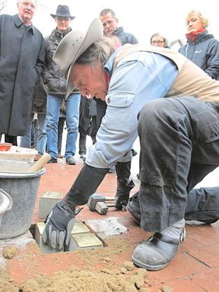 Gunter Demnig verlegt Stolpersteine Gunter Demnig verlegt Stolpersteine